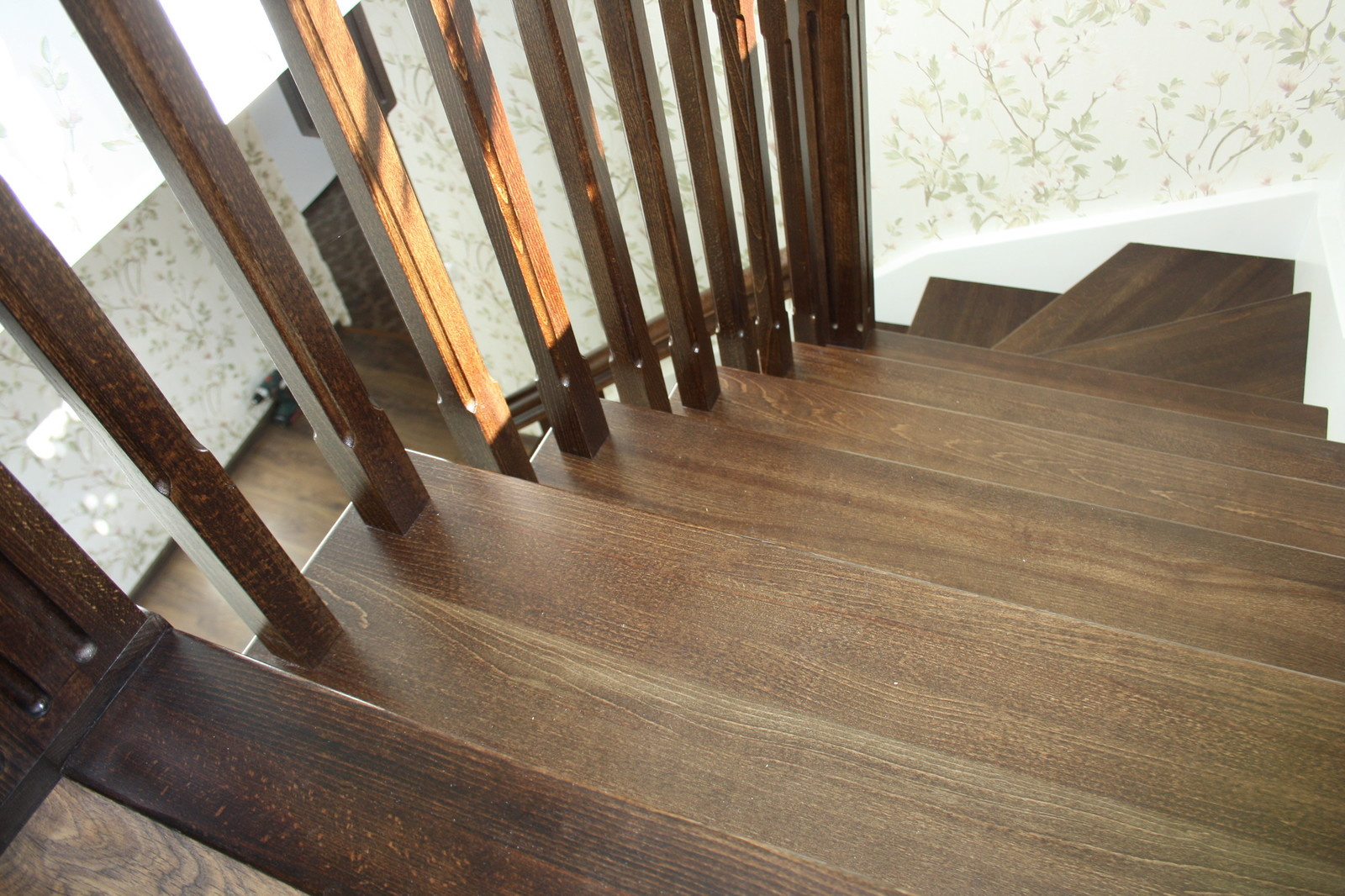 Лестница из бука с контрастной покраской