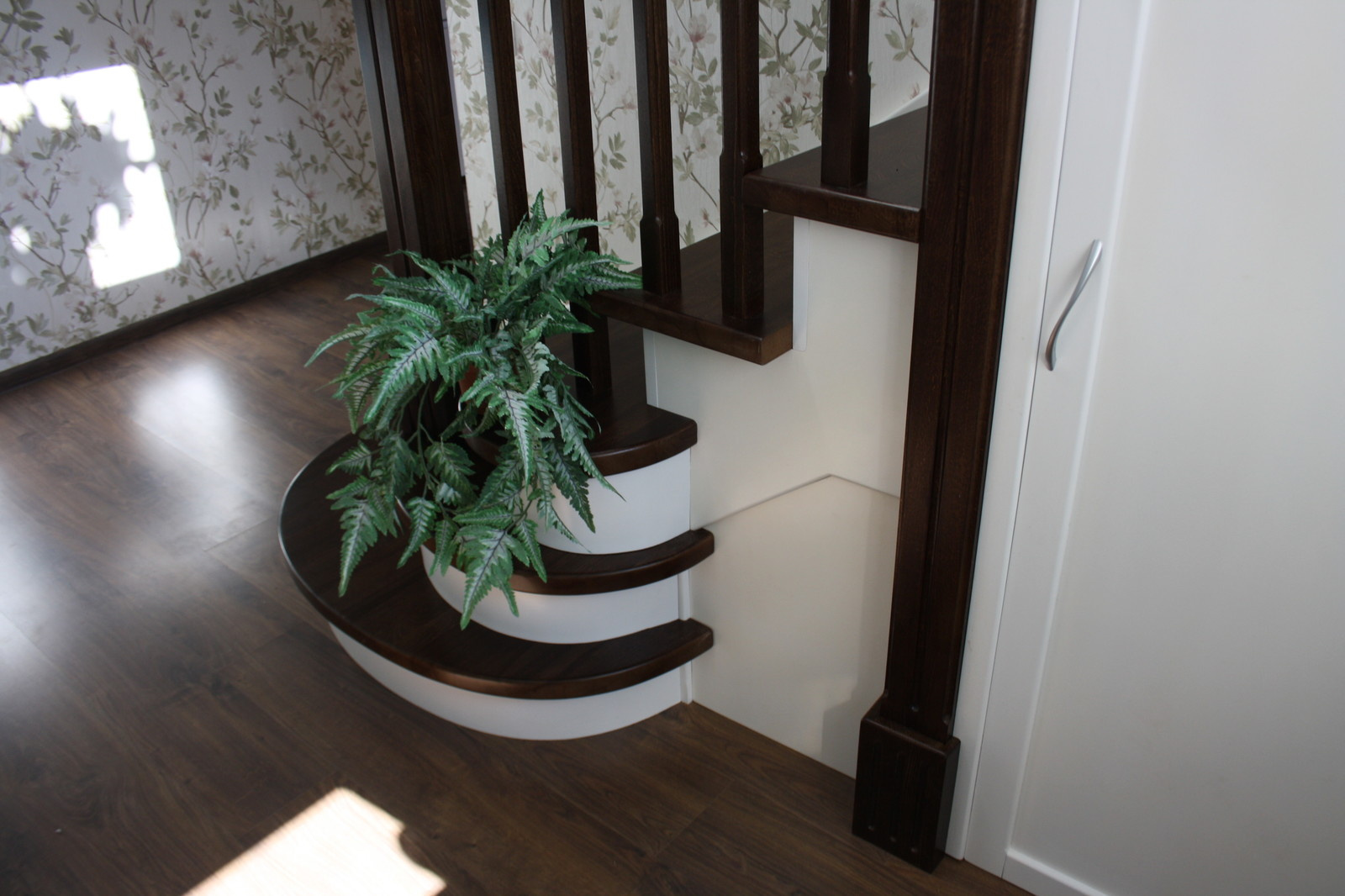 Лестница из бука с контрастной покраской