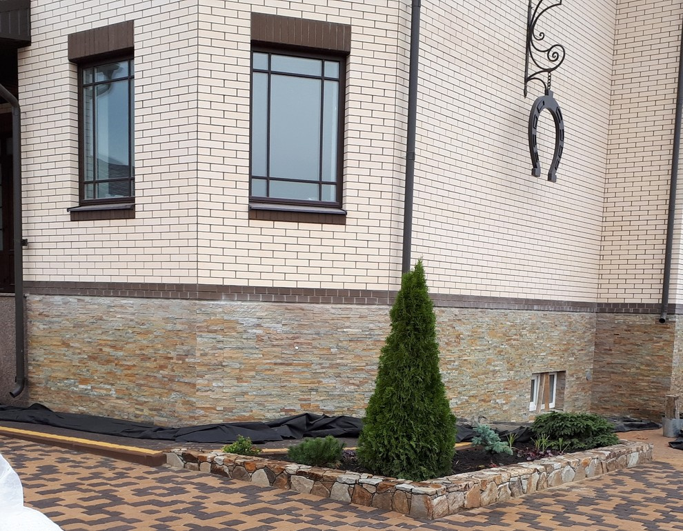 ОБЛИЦОВКА ЦОКОЛЯ СБОРНЫМИ ПАНЕЛЯМИ ИЗ ПРИРОДНОГО КВАРЦИТА