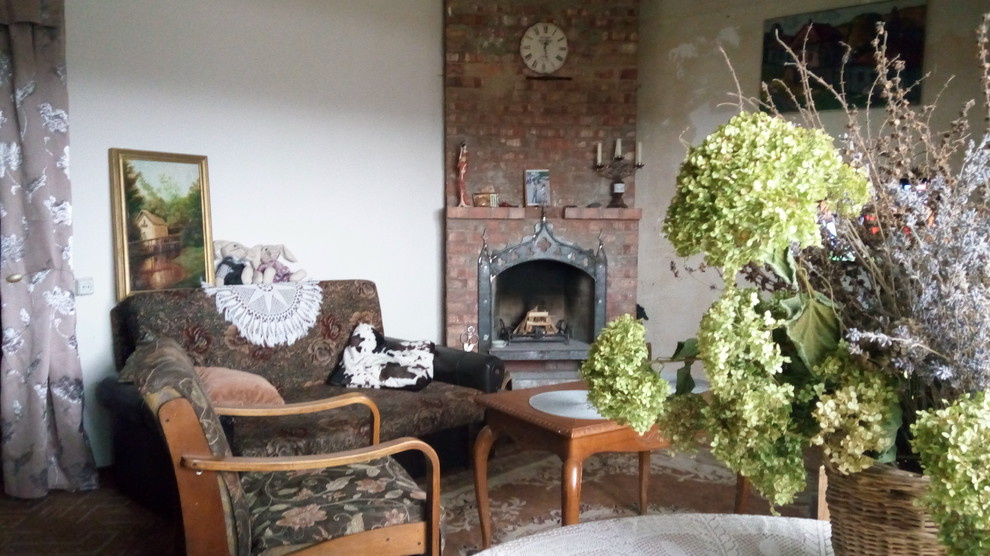 Строительство дома у пруда с лебедями