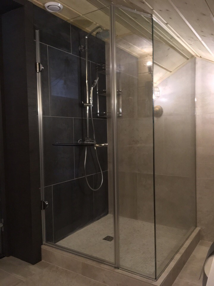 Душевое ограждение на мансарде