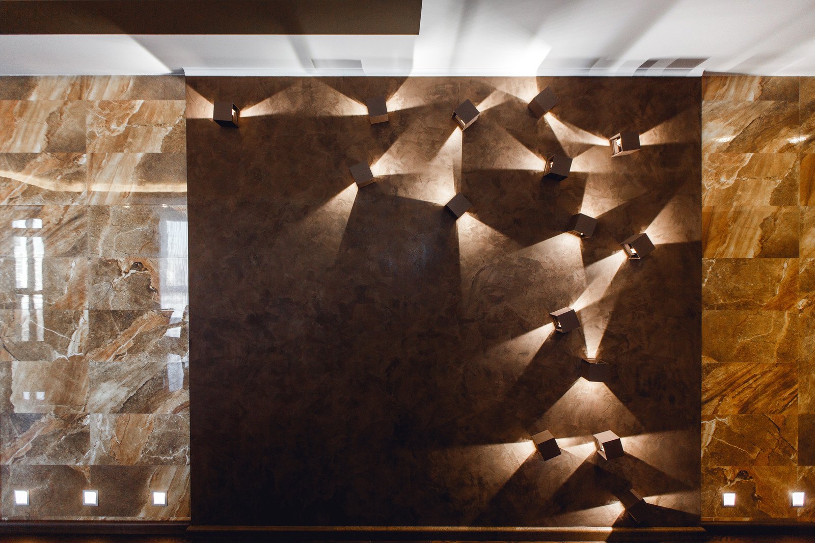 Современная квартира с мрамором на стенах