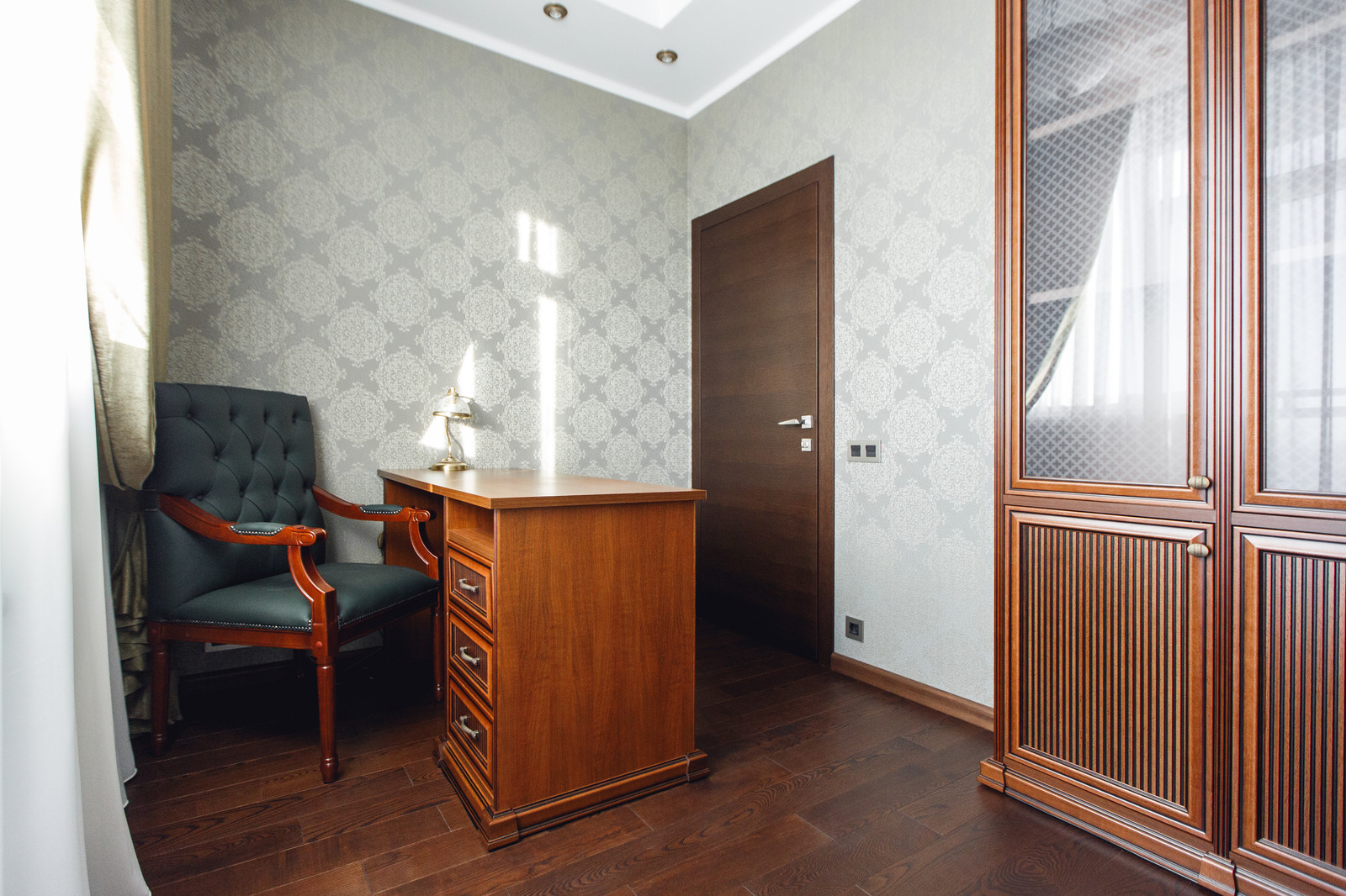 Современная квартира с мрамором на стенах