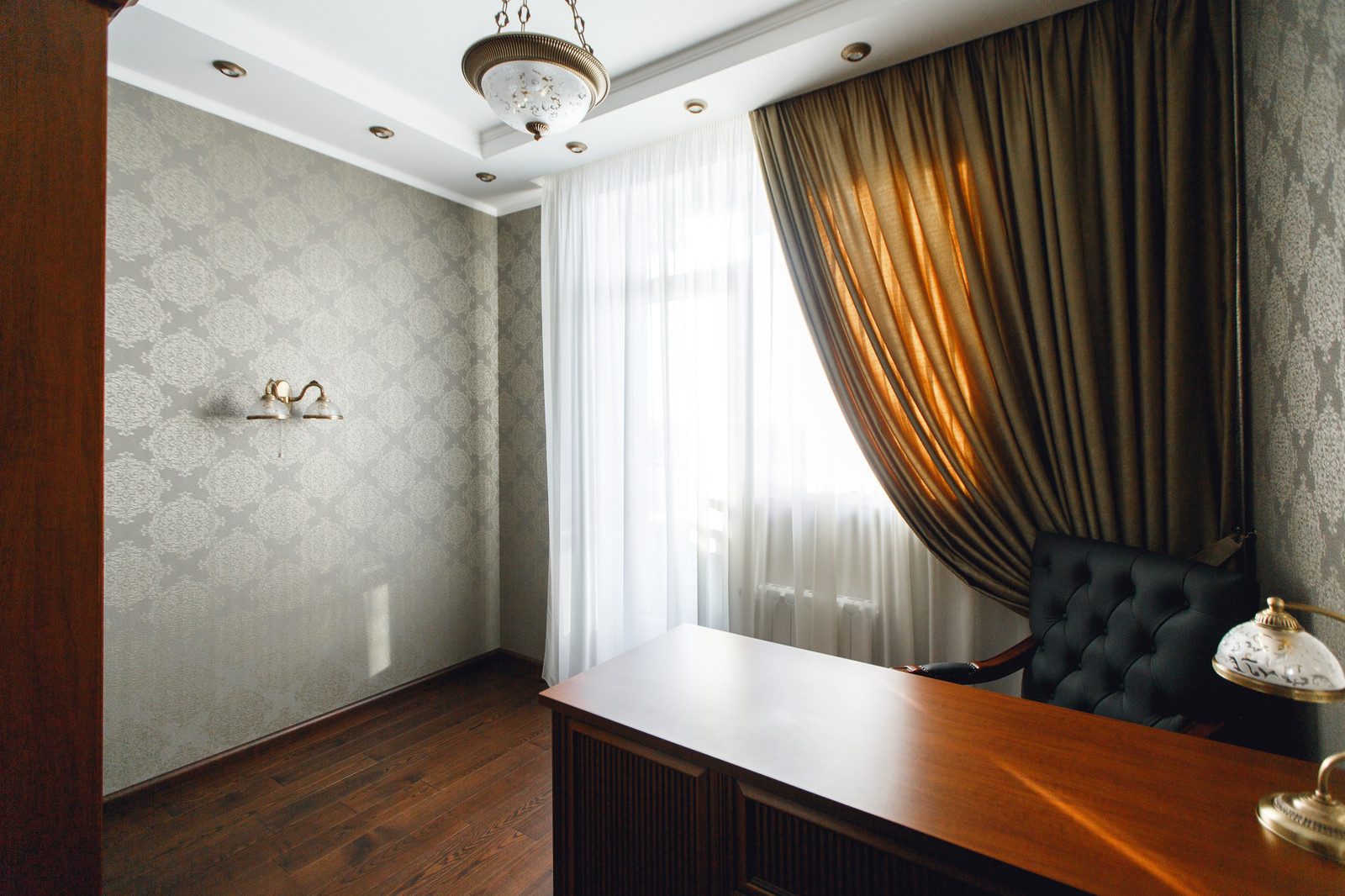 Современная квартира с мрамором на стенах