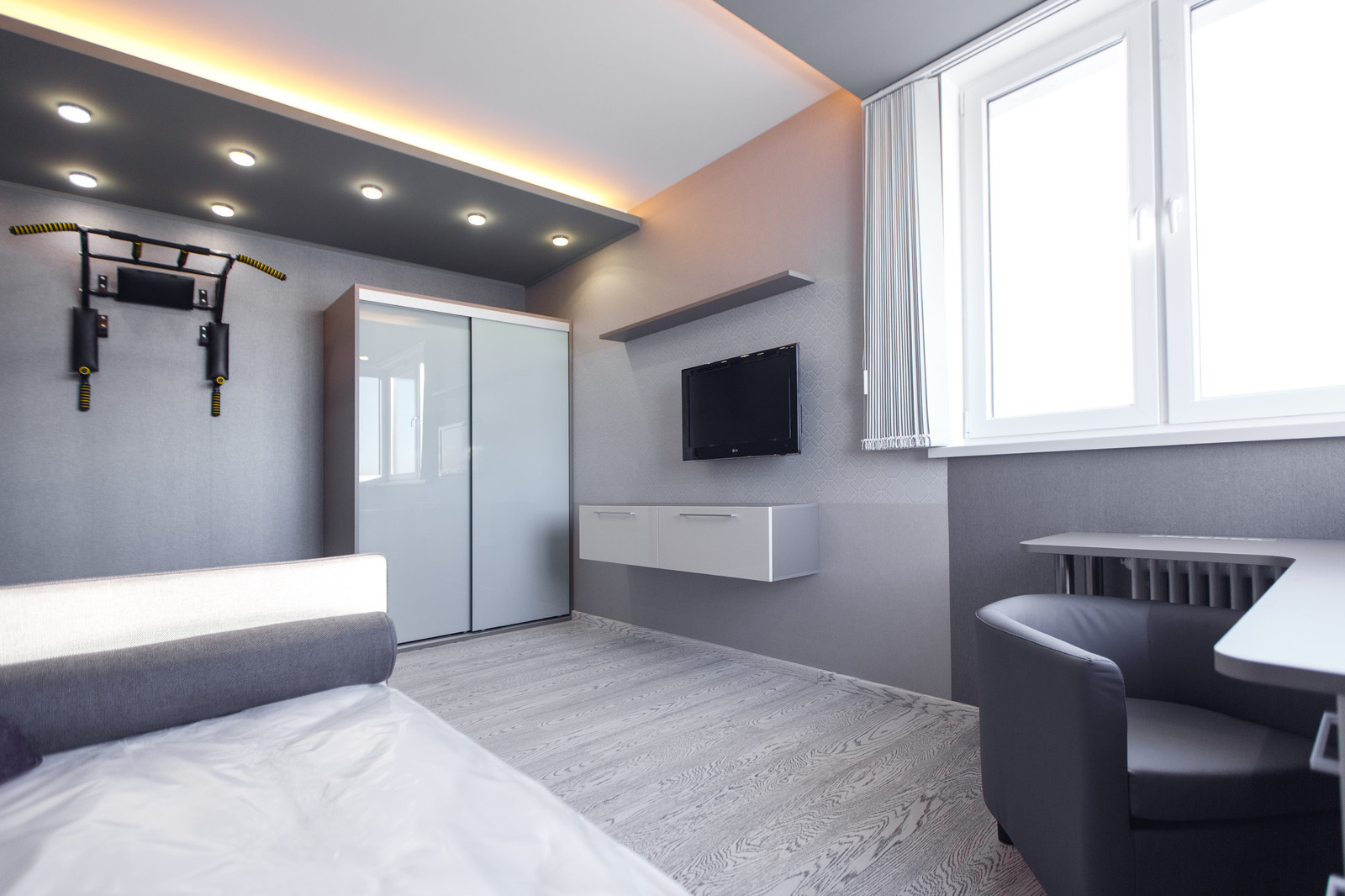 Современная квартира с мрамором на стенах