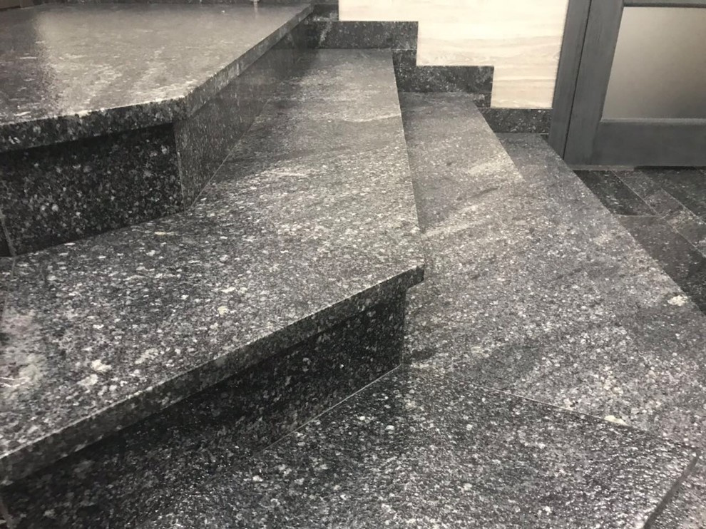 Офис гранит Жежелевский в обработке Брашинг