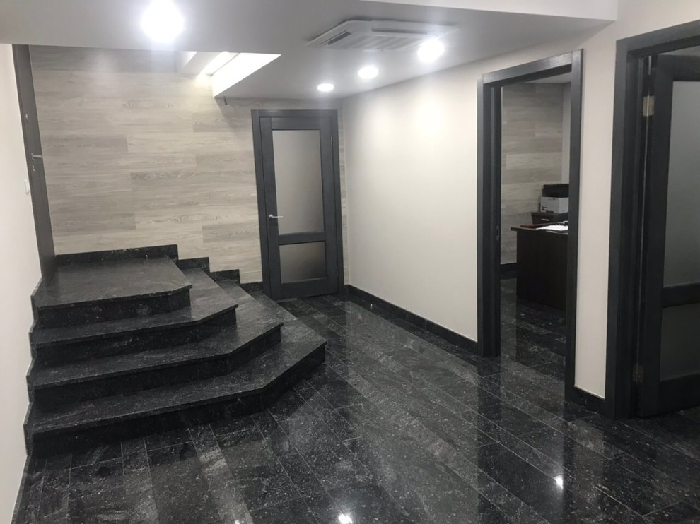 Офис гранит Жежелевский в обработке Брашинг