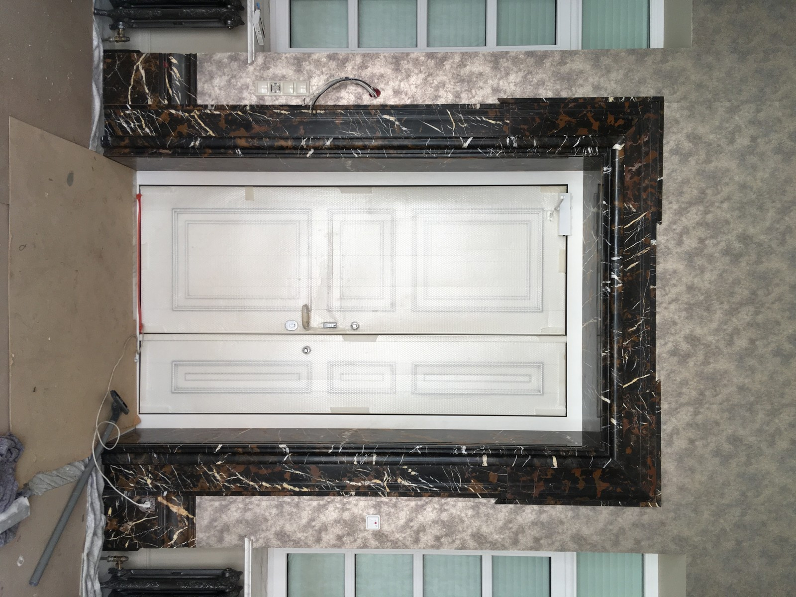 Обрамление дверных порталов и укладка дизайнерского плинтуса из мрамора