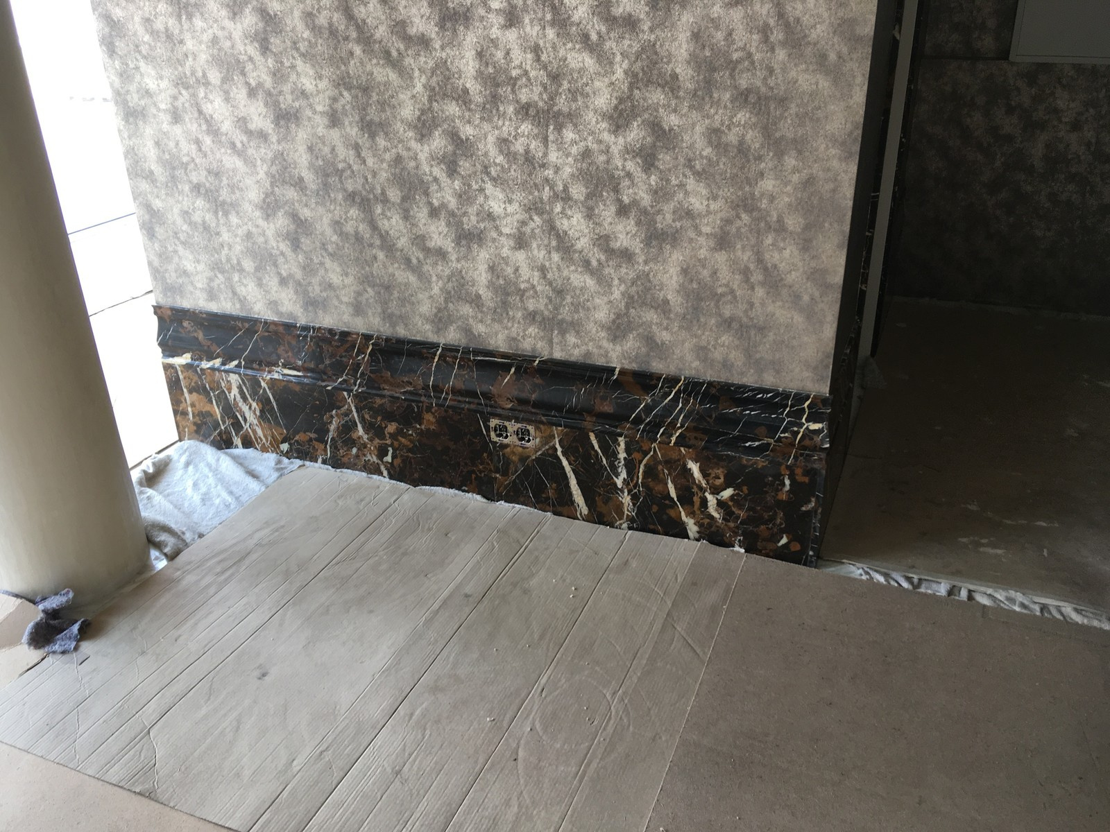 Обрамление дверных порталов и укладка дизайнерского плинтуса из мрамора