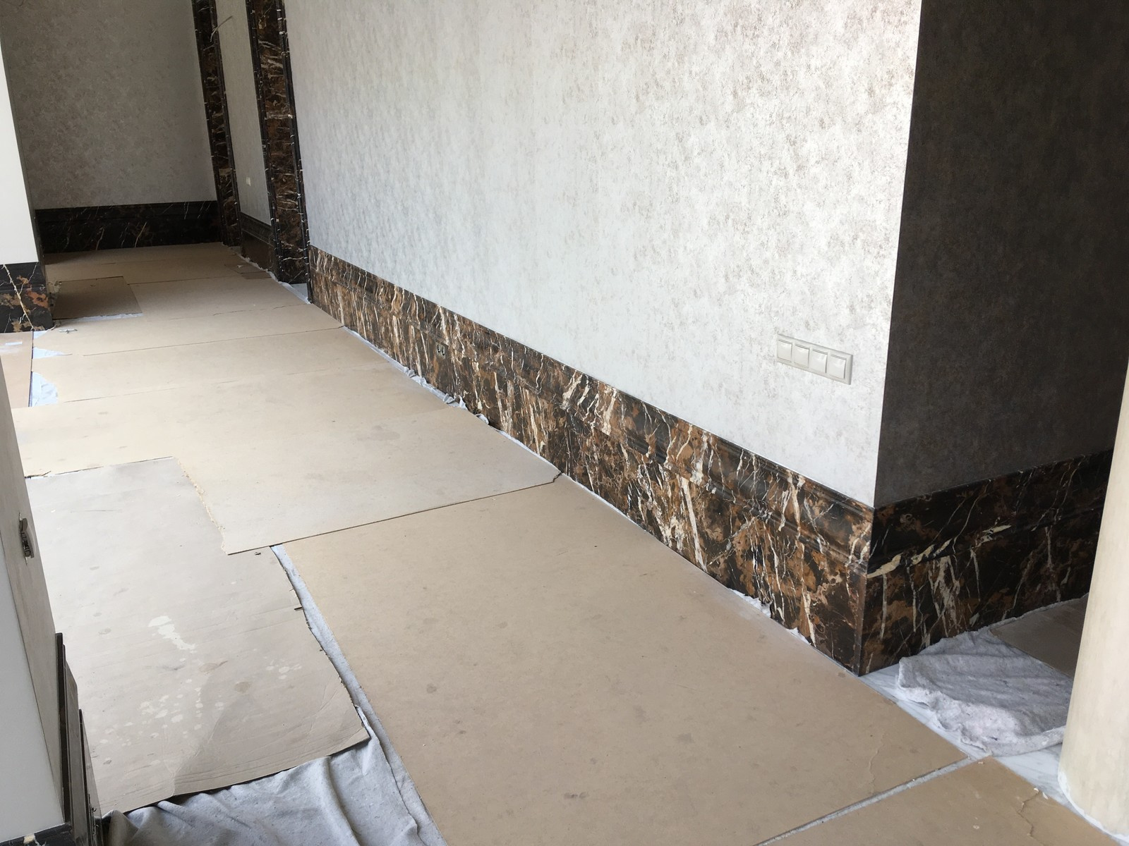 Обрамление дверных порталов и укладка дизайнерского плинтуса из мрамора