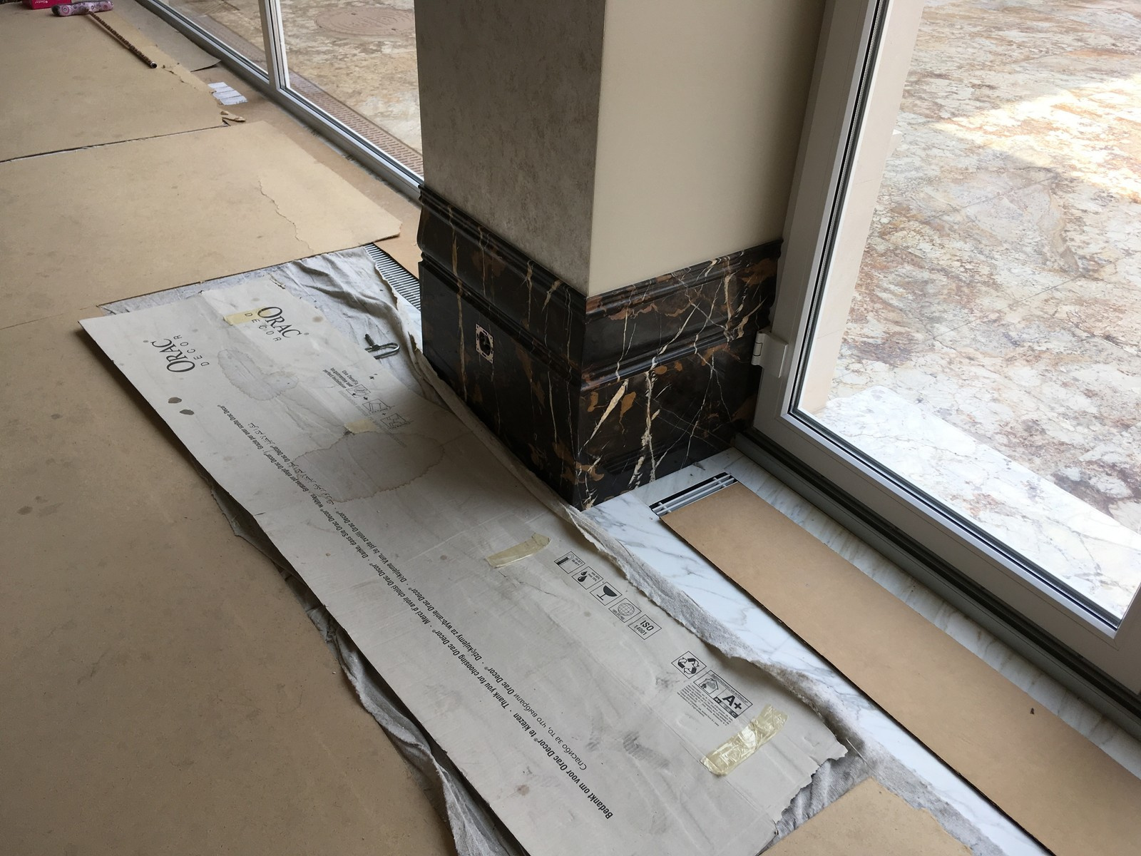 Обрамление дверных порталов и укладка дизайнерского плинтуса из мрамора