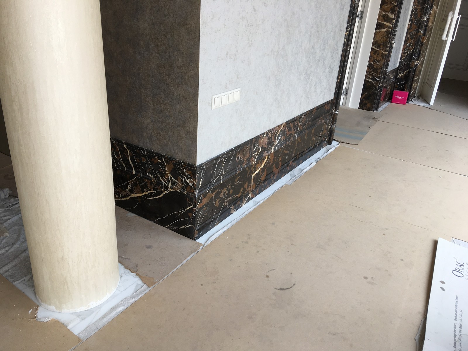 Обрамление дверных порталов и укладка дизайнерского плинтуса из мрамора