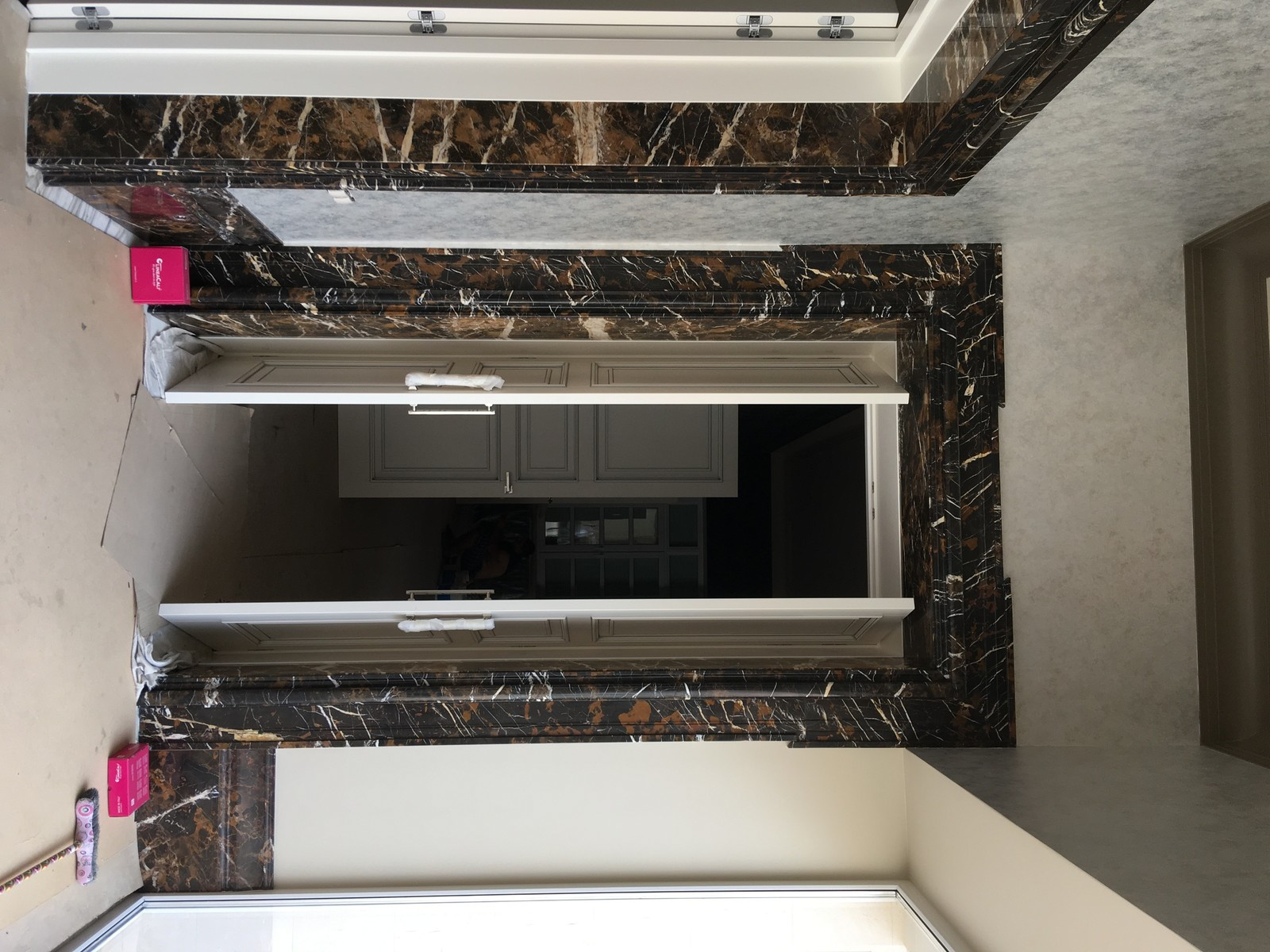 Обрамление дверных порталов и укладка дизайнерского плинтуса из мрамора