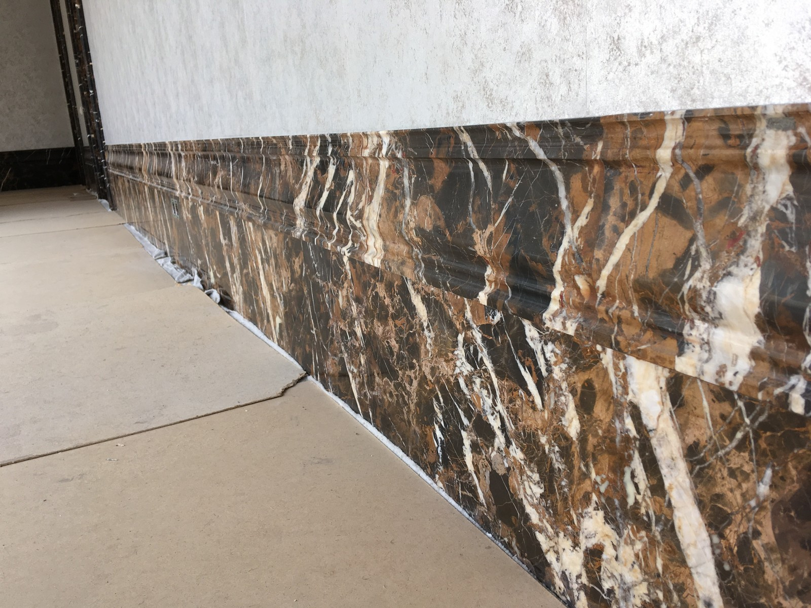 Обрамление дверных порталов и укладка дизайнерского плинтуса из мрамора