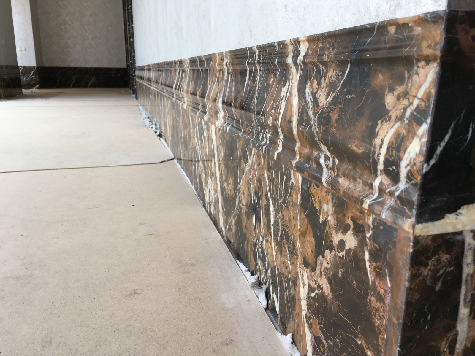 Обрамление дверных порталов и укладка дизайнерского плинтуса из мрамора