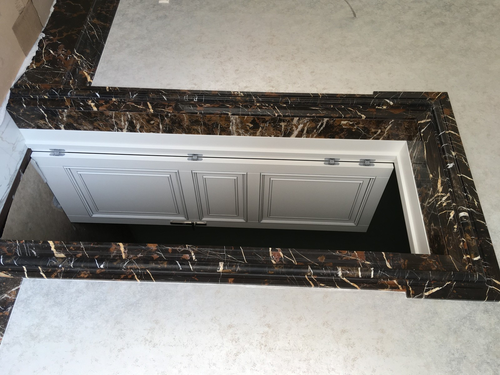 Обрамление дверных порталов и укладка дизайнерского плинтуса из мрамора