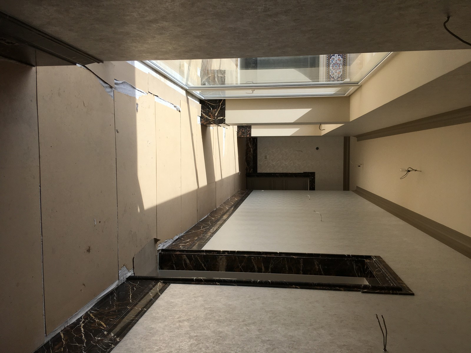 Обрамление дверных порталов и укладка дизайнерского плинтуса из мрамора