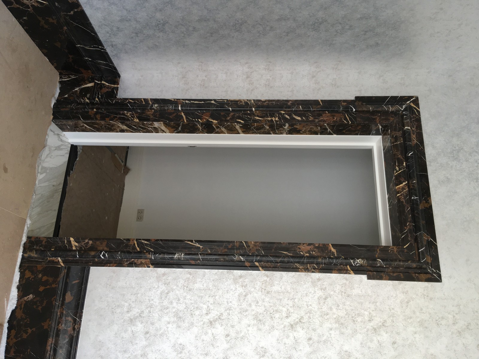 Обрамление дверных порталов и укладка дизайнерского плинтуса из мрамора