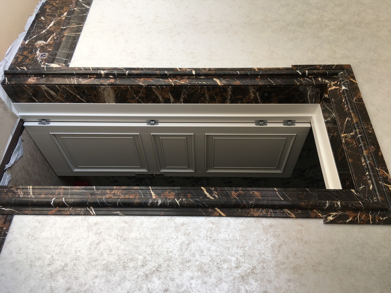 Обрамление дверных порталов и укладка дизайнерского плинтуса из мрамора