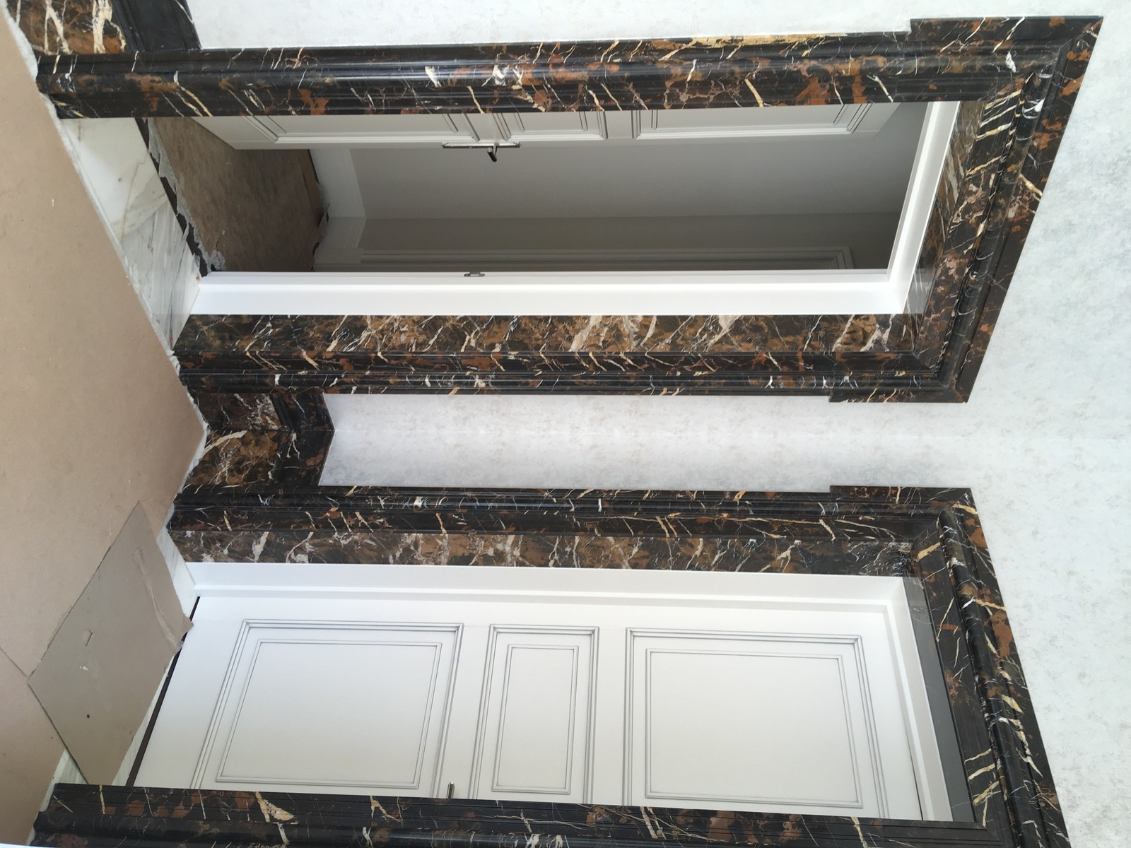 Обрамление дверных порталов и укладка дизайнерского плинтуса из мрамора