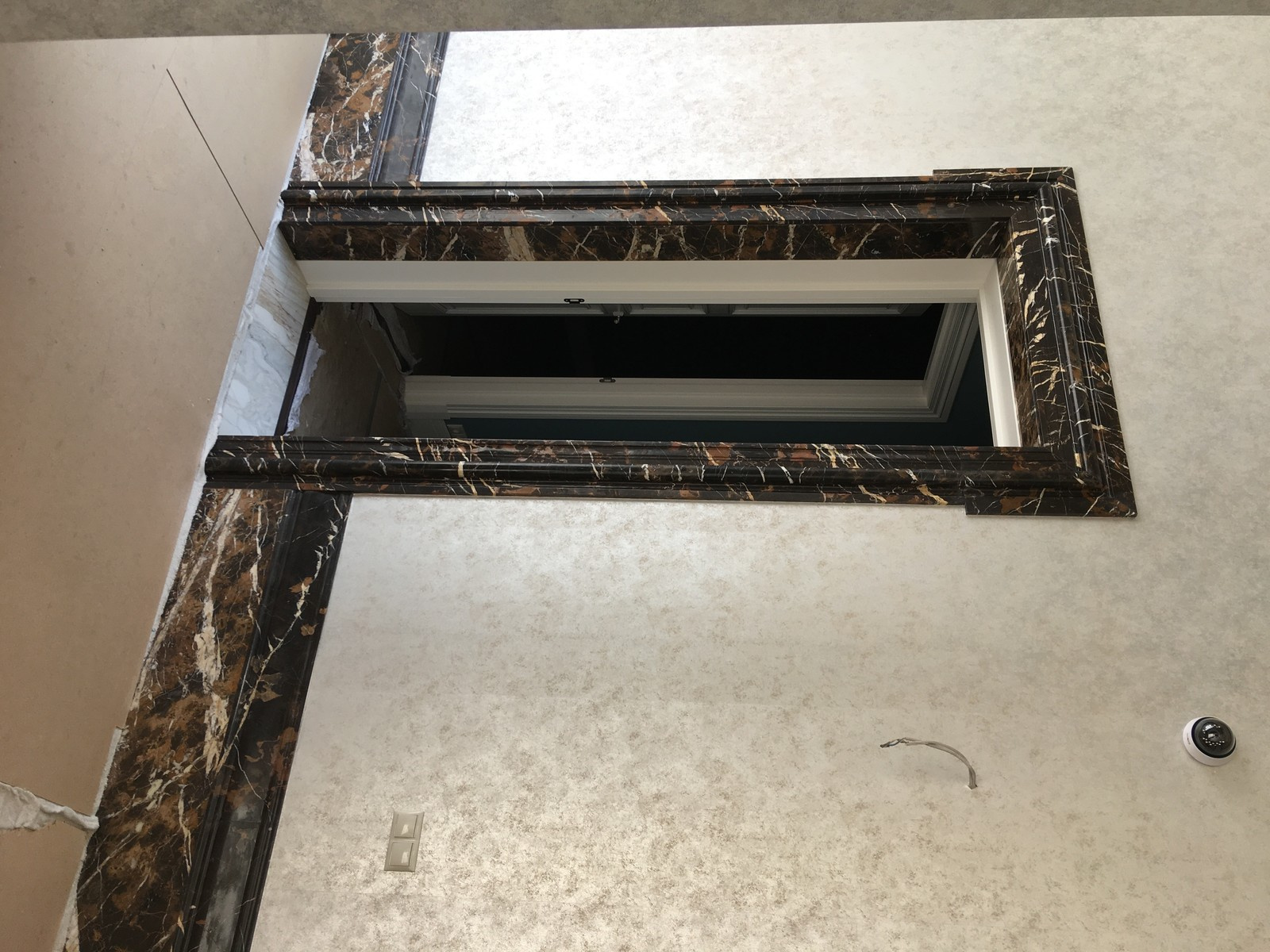 Обрамление дверных порталов и укладка дизайнерского плинтуса из мрамора