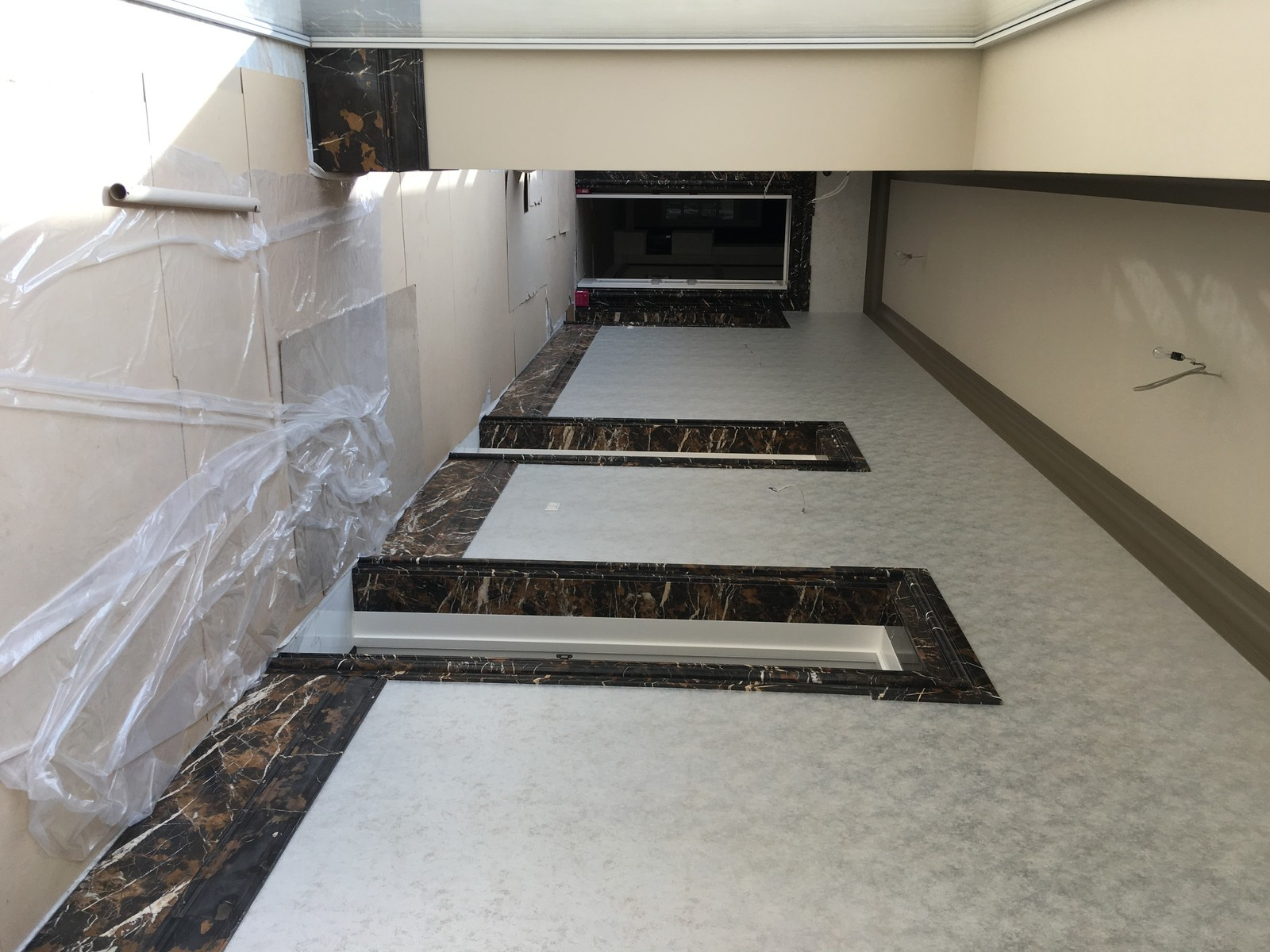 Обрамление дверных порталов и укладка дизайнерского плинтуса из мрамора