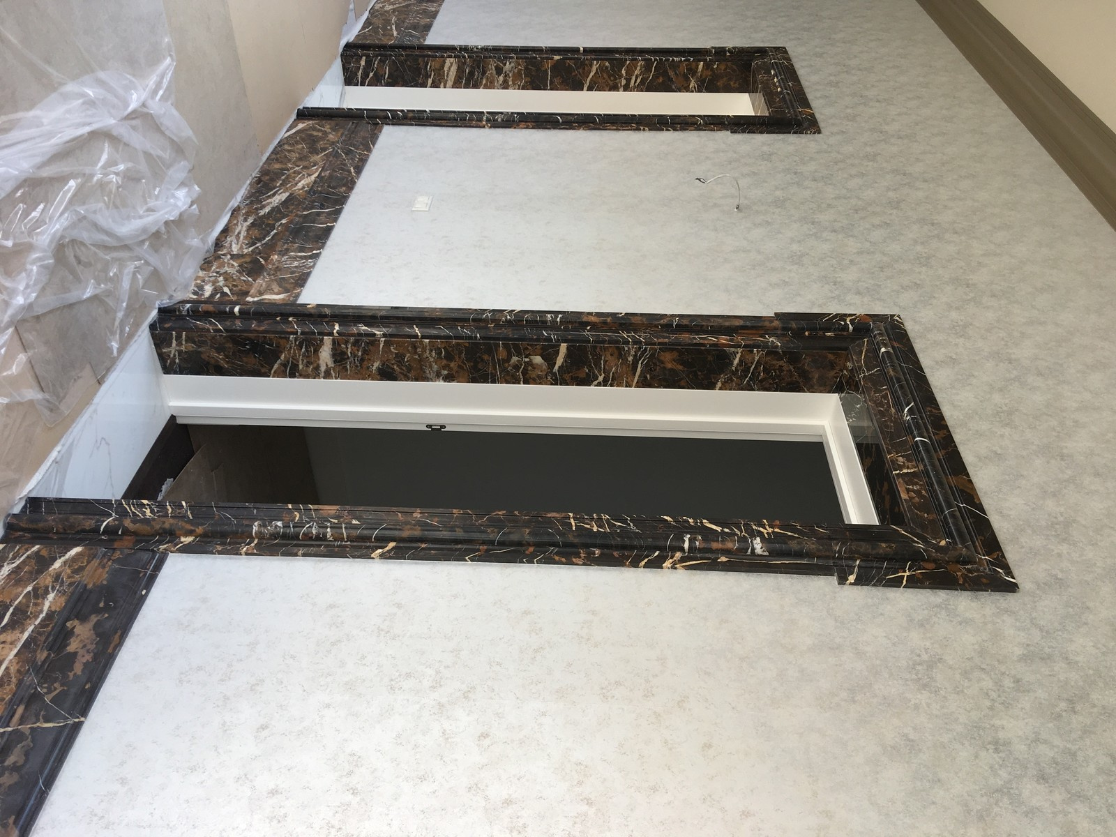 Обрамление дверных порталов и укладка дизайнерского плинтуса из мрамора