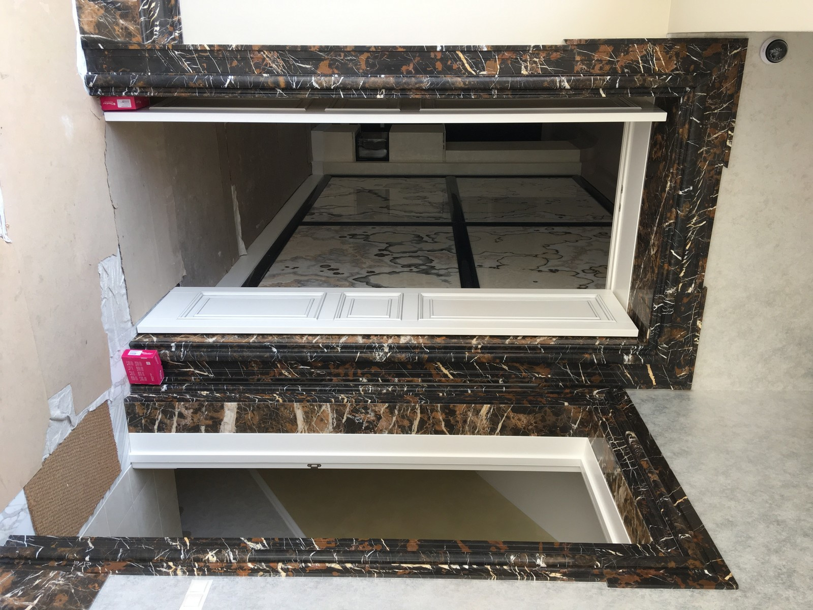 Обрамление дверных порталов и укладка дизайнерского плинтуса из мрамора