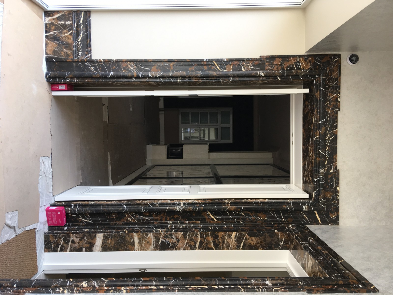 Обложка проекта: Обрамление дверных порталов и укладка дизайнерского плинтуса из мрамора