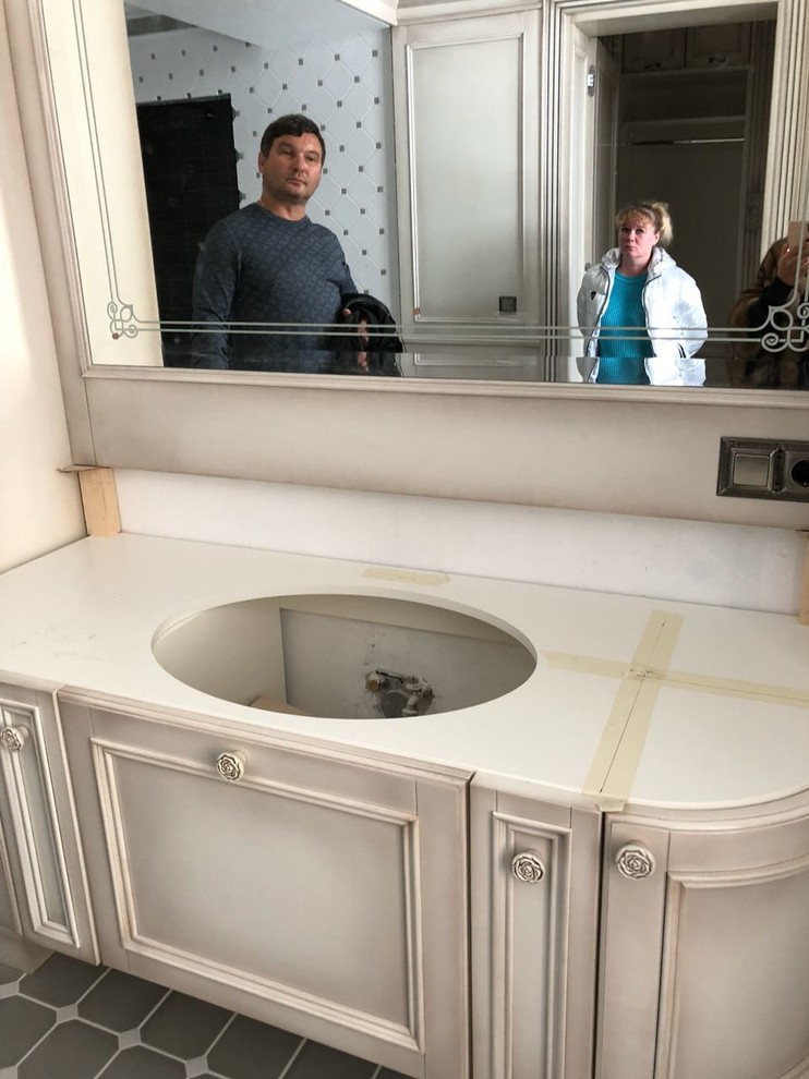 Столешница из мрамора с плинтусом в ванную комнату