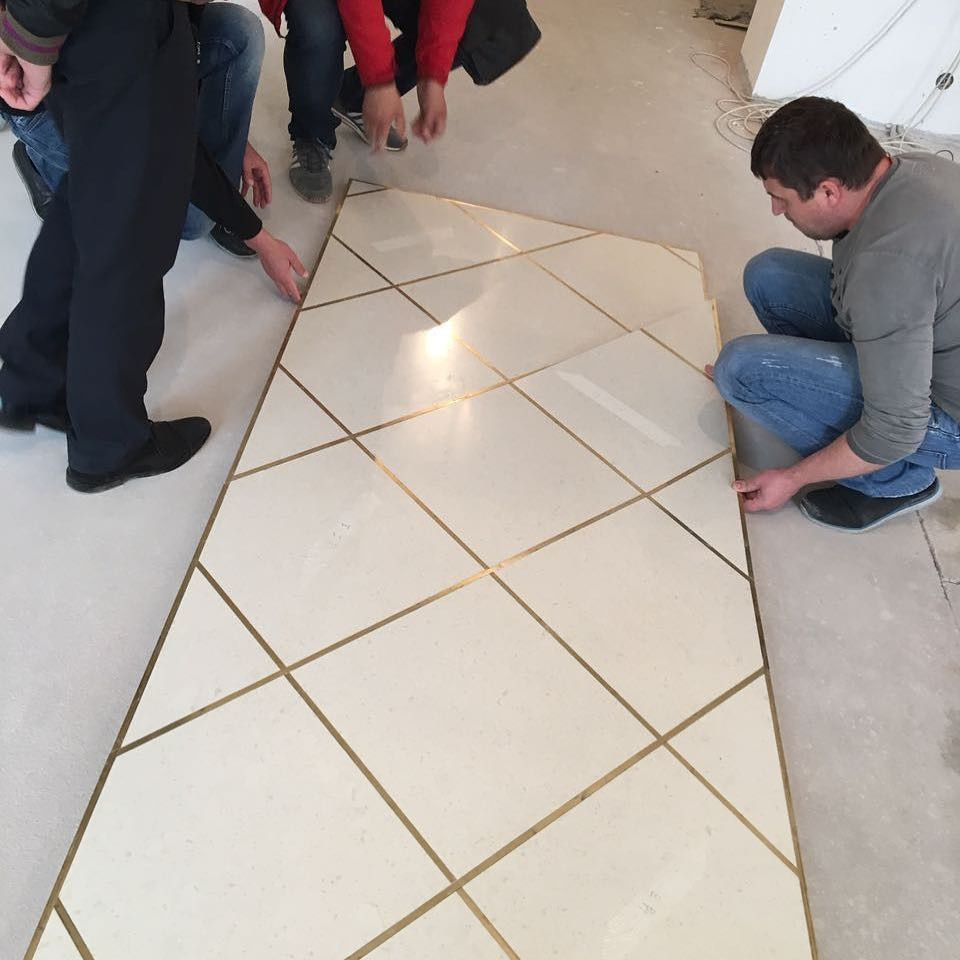 Полы из кварцевого агломерата с латунными вставками