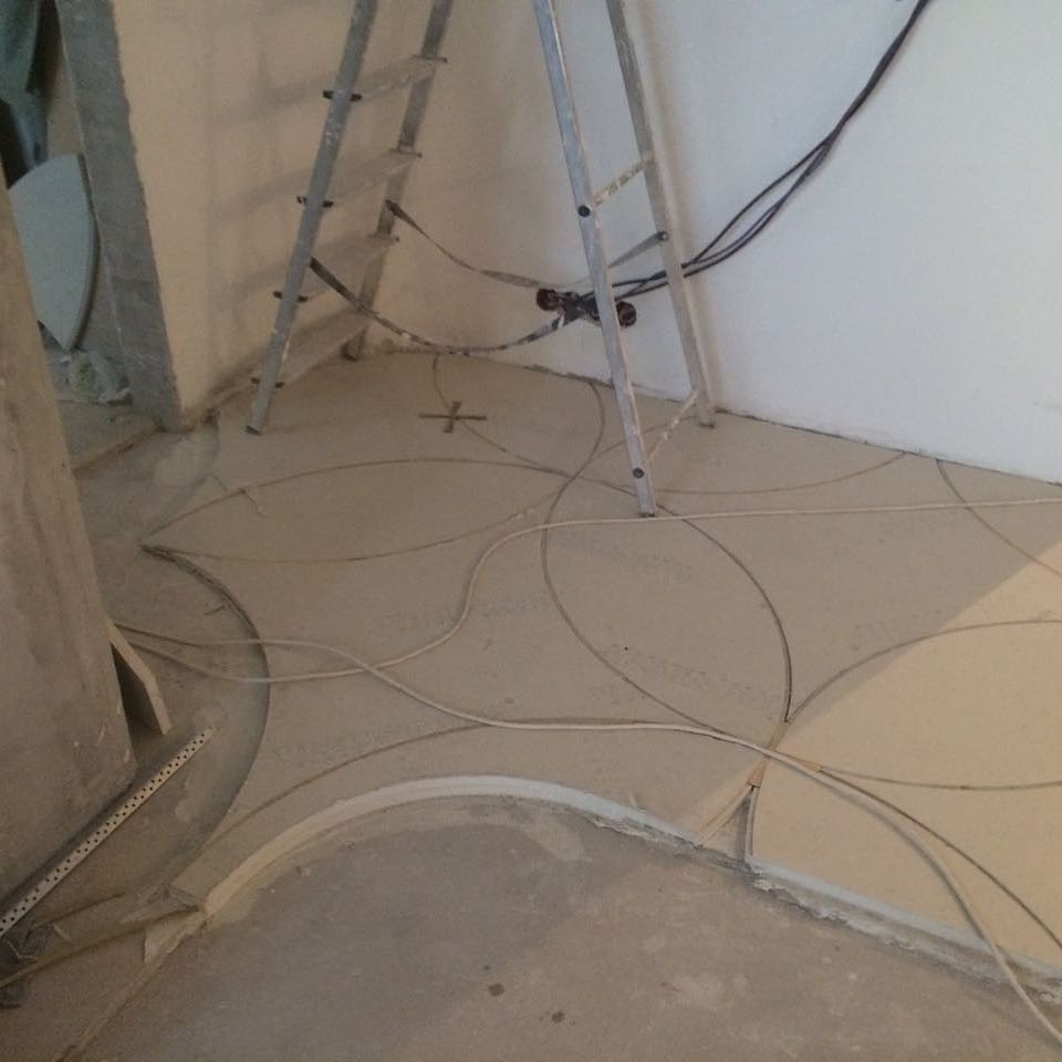 Полы из кварцевого агломерата с латунными вставками