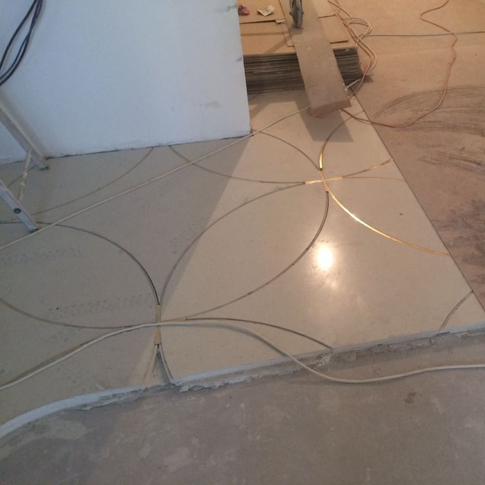 Полы из кварцевого агломерата с латунными вставками