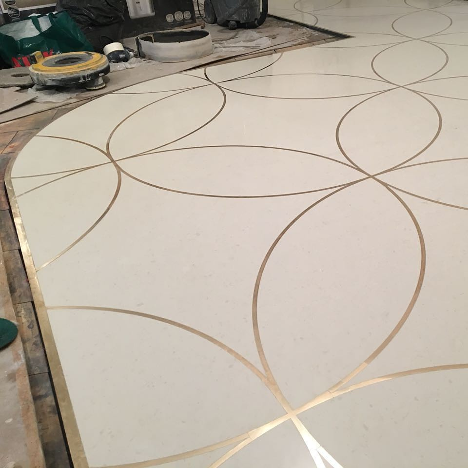 Полы из кварцевого агломерата с латунными вставками