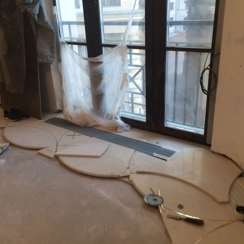 Полы из кварцевого агломерата с латунными вставками