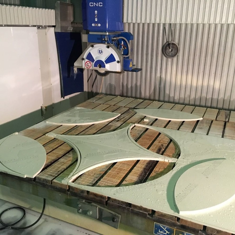 Обложка проекта: Полы из кварцевого агломерата с латунными вставками