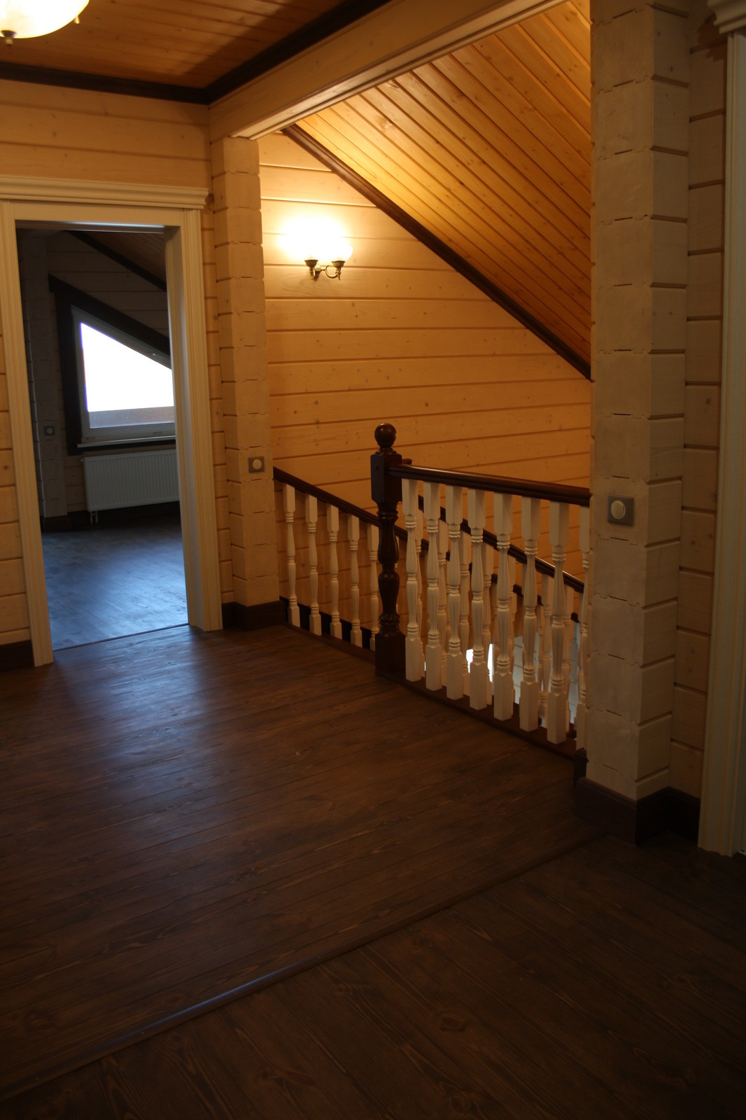 Лестница в доме с контрастной покраской