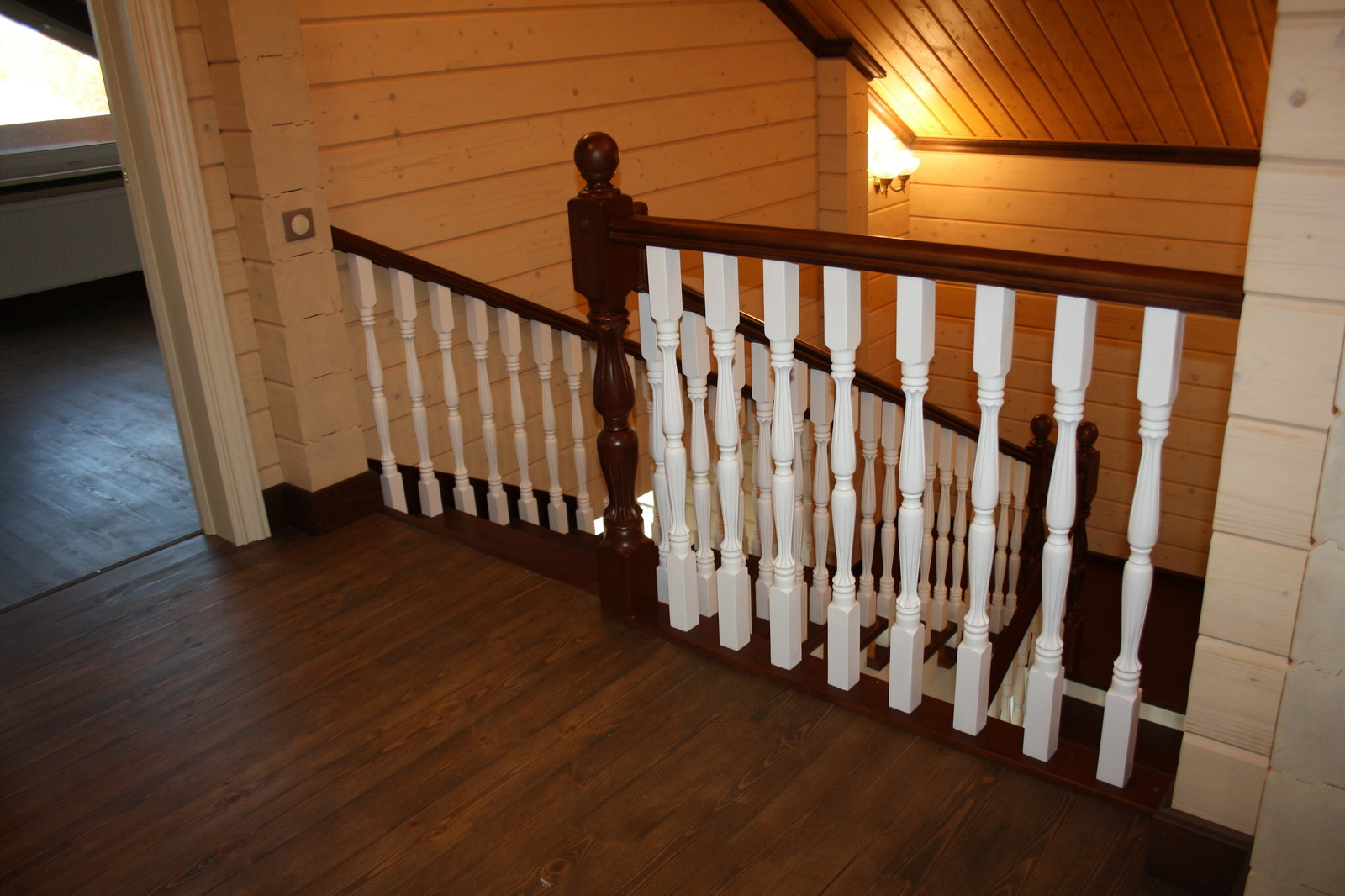 Лестница в доме с контрастной покраской