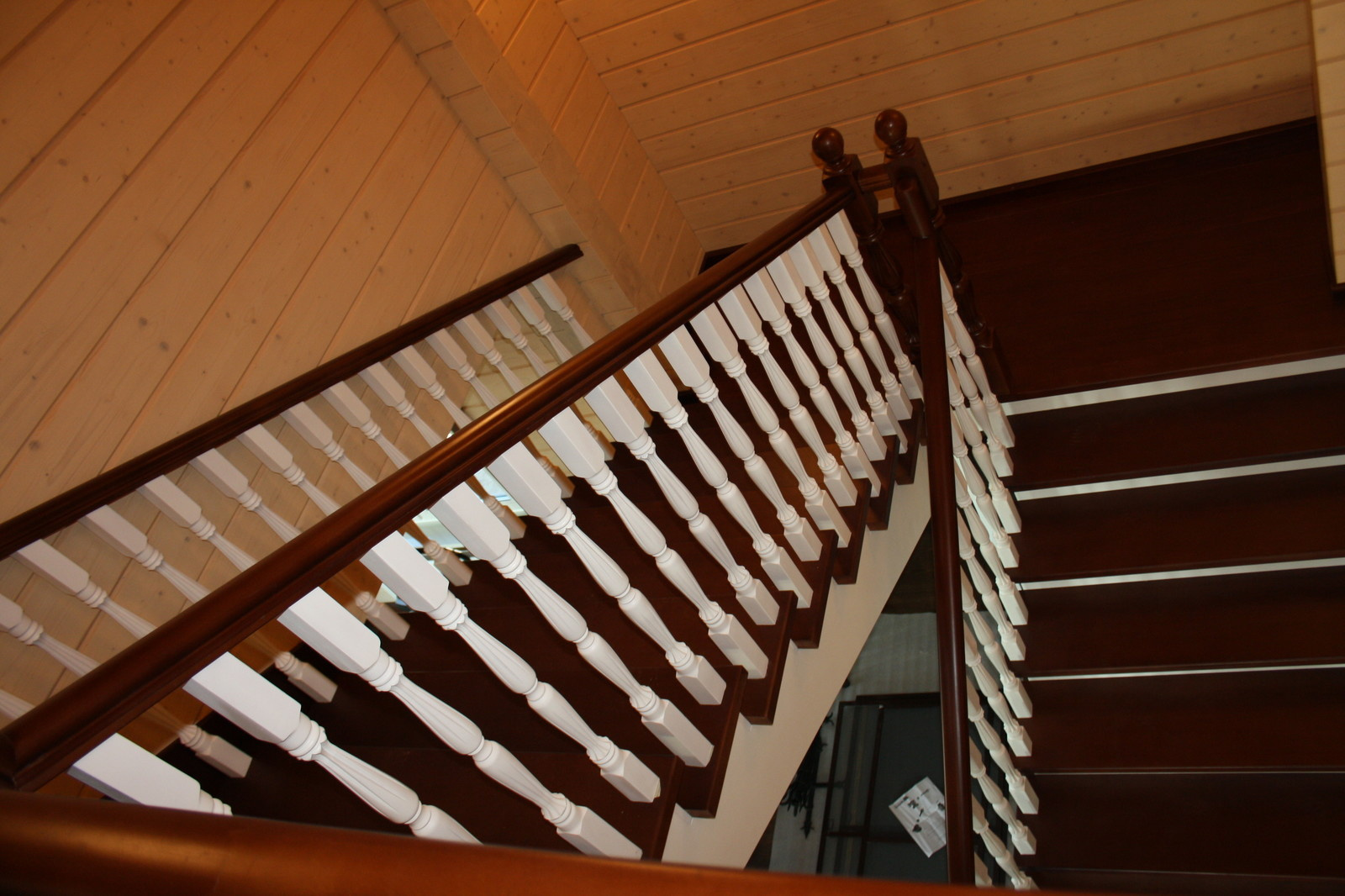 Лестница в доме с контрастной покраской