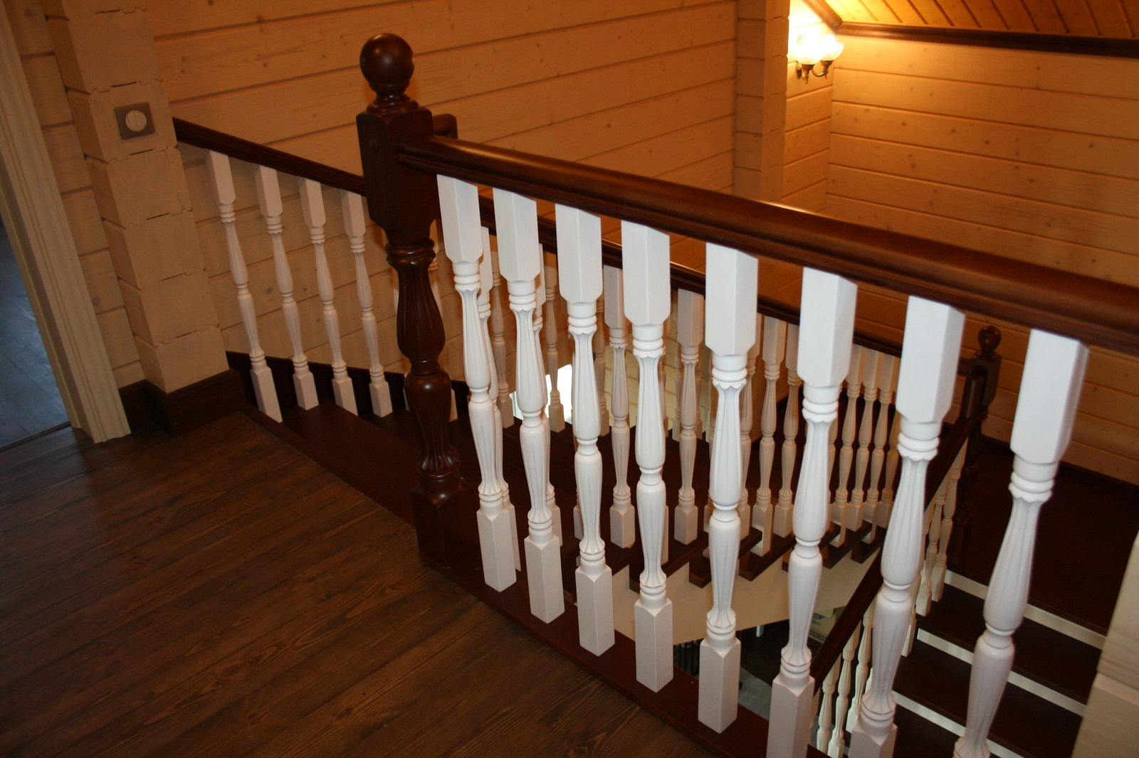 Лестница в доме с контрастной покраской