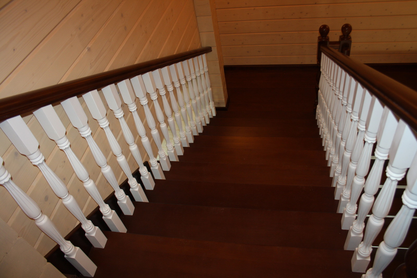 Лестница в доме с контрастной покраской