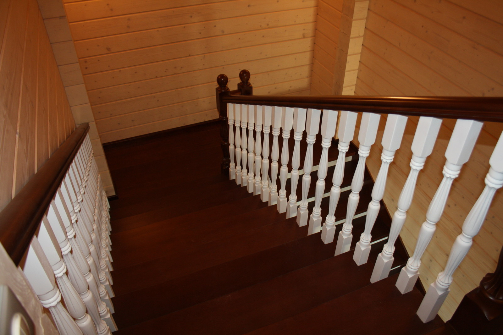 Лестница в доме с контрастной покраской