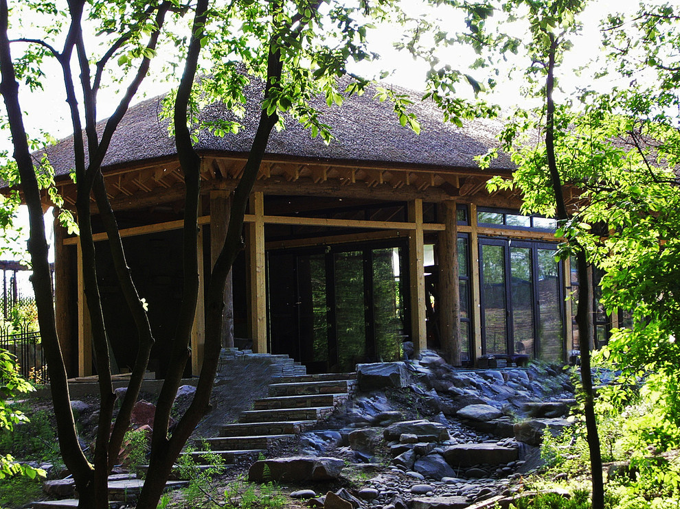 Павильон с соломенной крышей и сад у реки