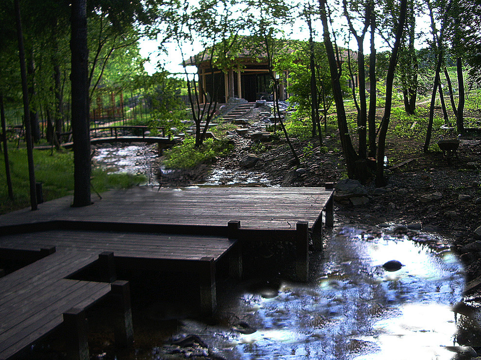 Павильон с соломенной крышей и сад у реки