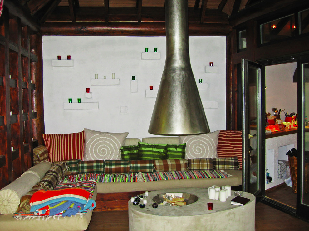 Павильон с соломенной крышей и сад у реки