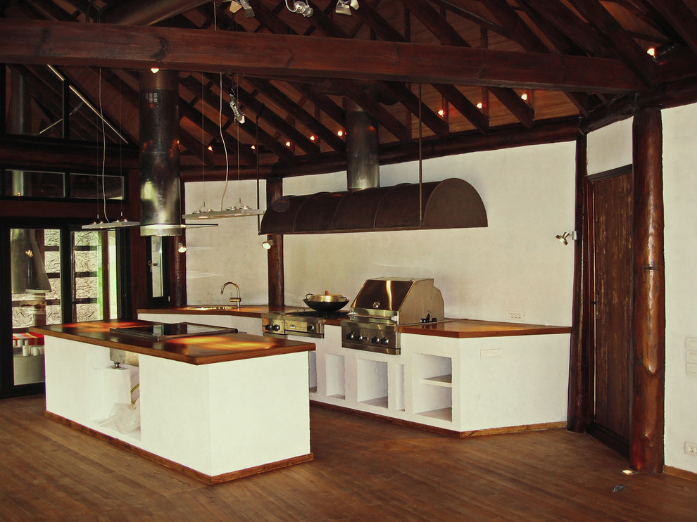 Павильон с соломенной крышей и сад у реки