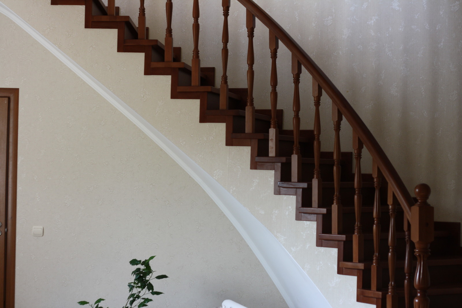 Винтовая лестница из бука