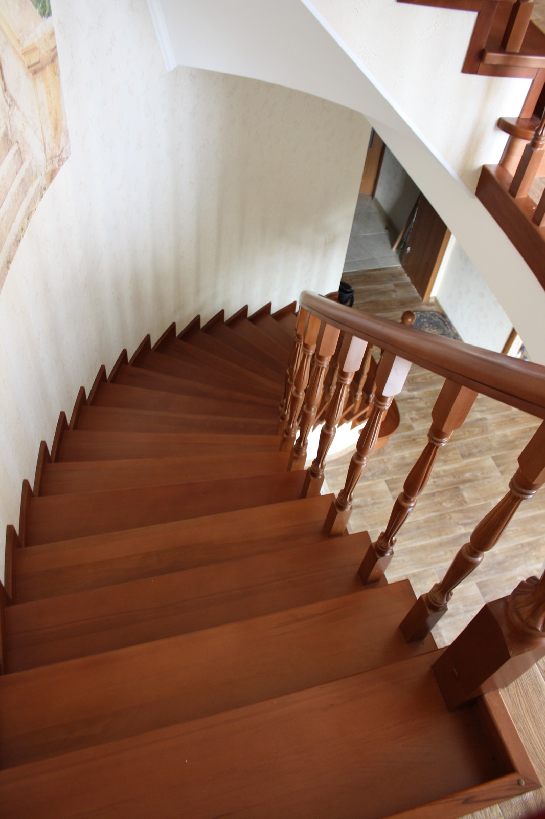 Винтовая лестница из бука