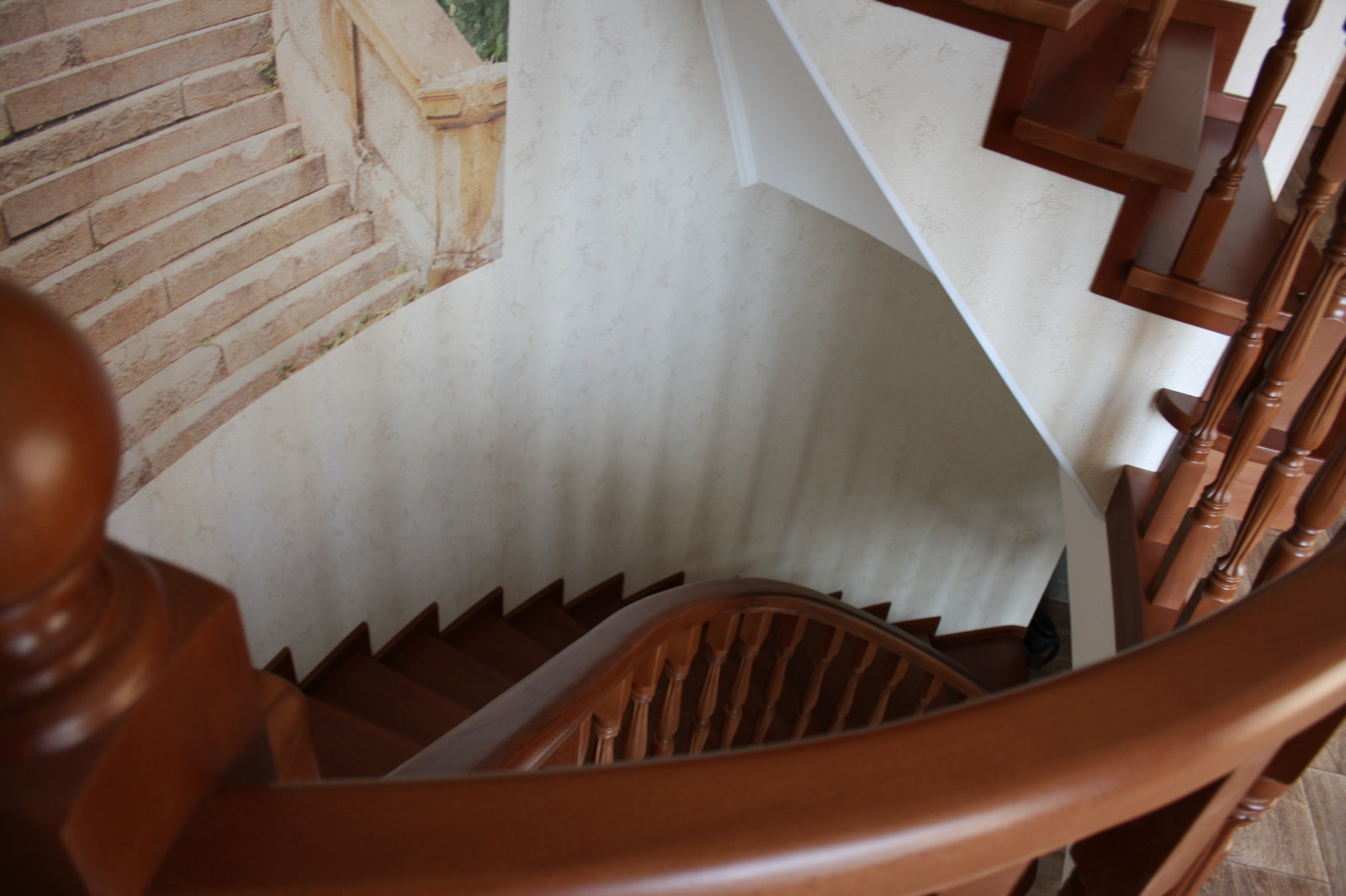 Винтовая лестница из бука