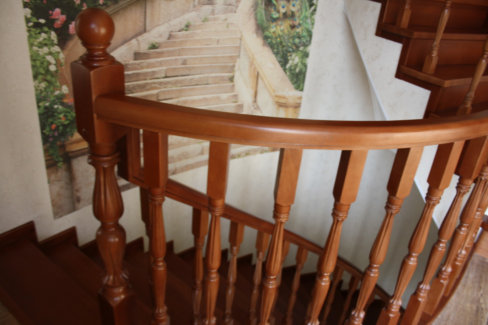 Винтовая лестница из бука